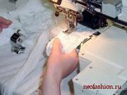 Фото швейной машины в процессе пришивания резинки на чулок